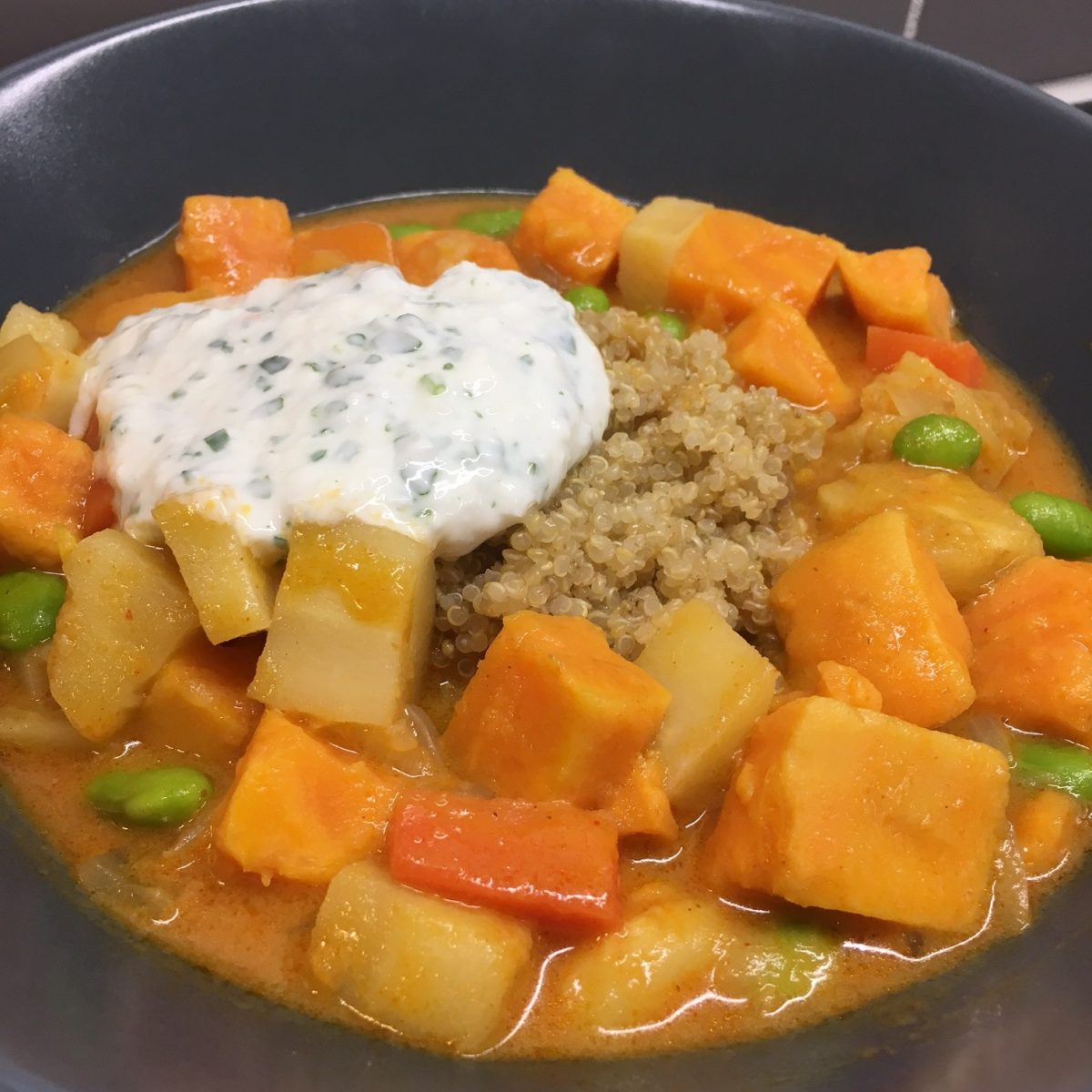 Sötpotatis Hot Pot med Quinoa och Kokosyoghurt