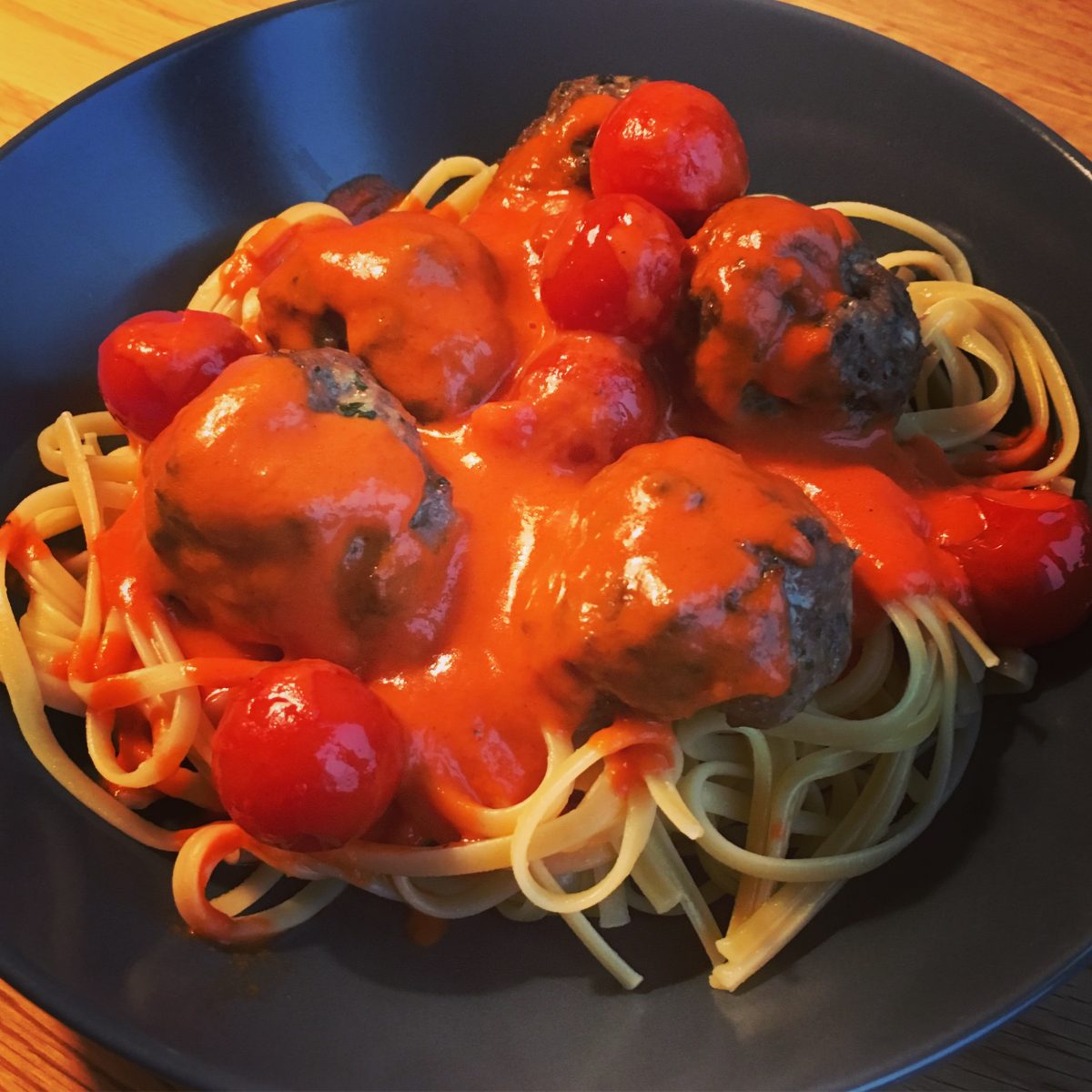 Italienska köttbullar med smörkokta tomater